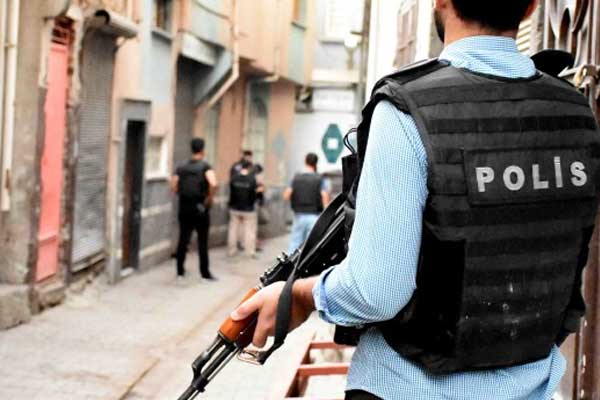 Askeriyeye ait lojmanlardaki petekleri çaldılar!