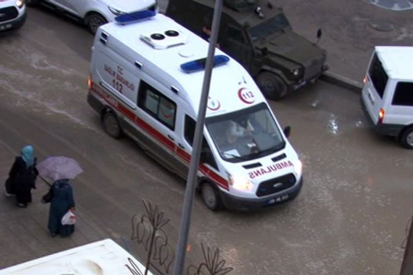 Polis noktasına yıldırım düştü: 3 kişi yaralandı