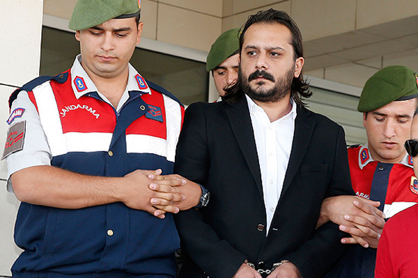 Serbes'in yanındaki kişide kemer izi yok