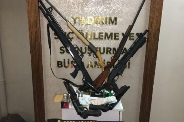 Bursa'da 3 farklı adrese silah ve uyuşturucu baskını