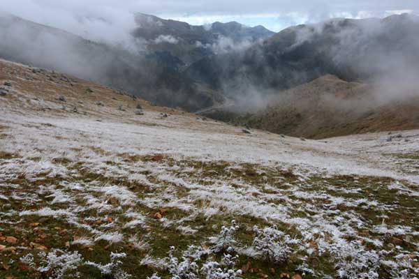 Zigana Dağı'na mevsimin ilk karı yağdı
