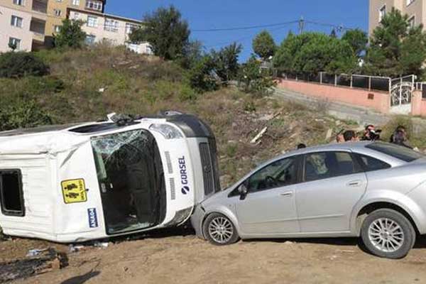 Ümraniye'de okul servisi kaza yaptı
