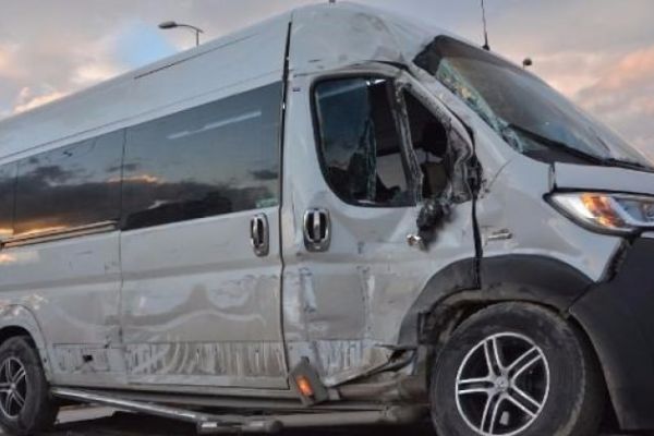 Ümraniye'de bir okul servisi kaza yaptı: 3 öğrenci yaralandı