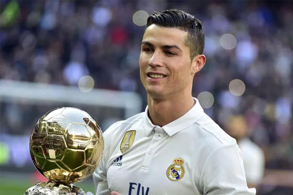 Cristiano Ronaldo Ballon d'Or ödülünü bağış için sattı