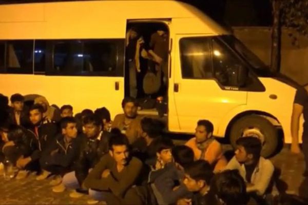 Van'da 15 kişilik minibüsten 54 kaçak göçmen çıktı