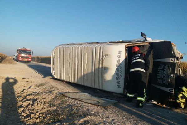 Tarım işçilerini taşıyan minibüs devrildi: 14 kişi yaralandı