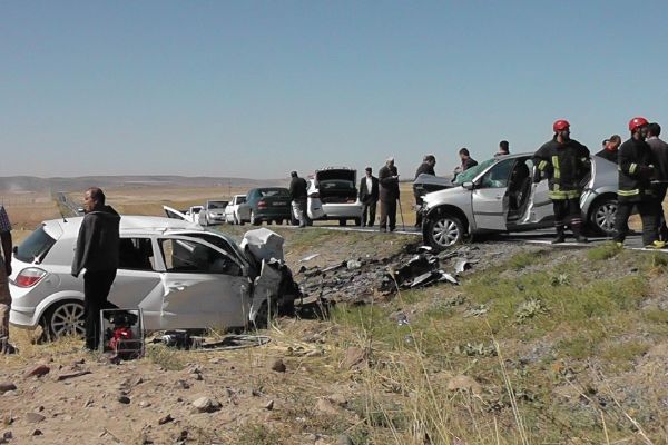 2 otomobil kafa kafaya çarpıştı: 2 kişi öldü