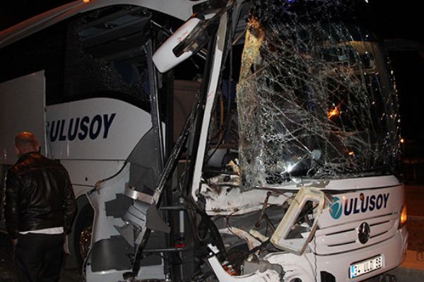 Otobüs, kamyona çarptı: 2 ağır 5 yaralı