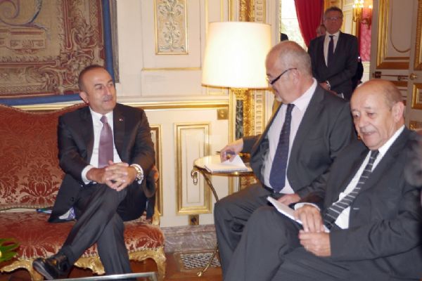 Bakan Çavuşoğlu, Fransız mevkidaşı Le Drian ile görüştü