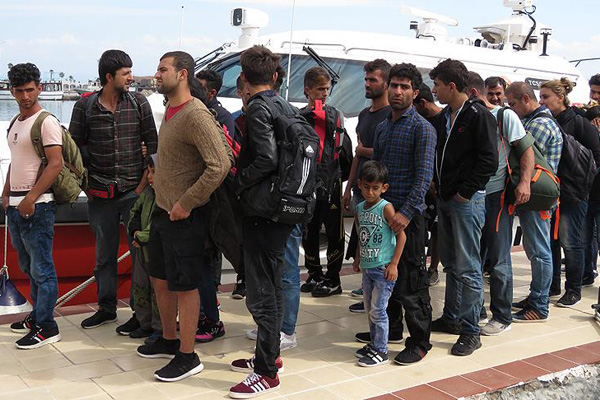 Yunanistan 14 bin göçmeni teslim etti