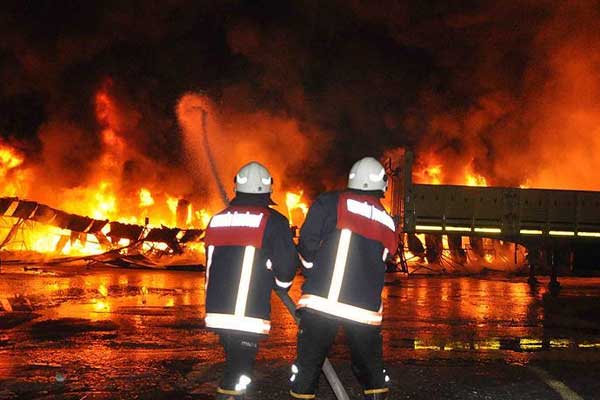 Tarsus Sebze Hali'nde büyük yangın