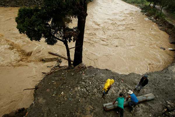 Tropikal Fırtına dört ülkeyi birden yıktı!