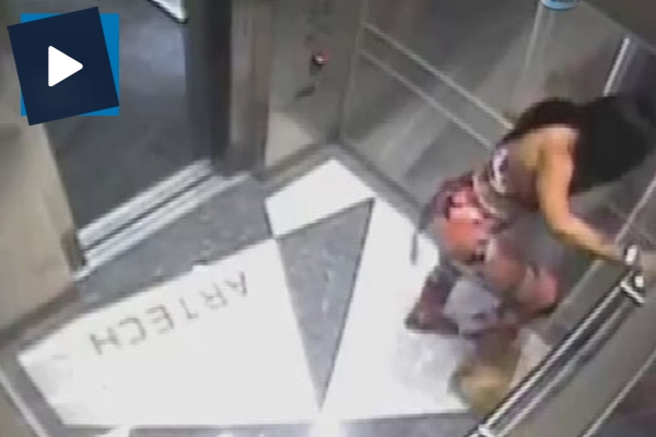 Vicdansız kadın asansörde defalarca köpeği tekmeledi!