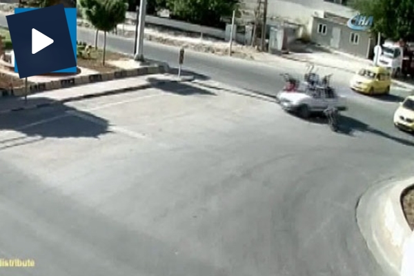 Motosikletli kişilerin metrelerce havaya uçtuğu o anlar kamerada