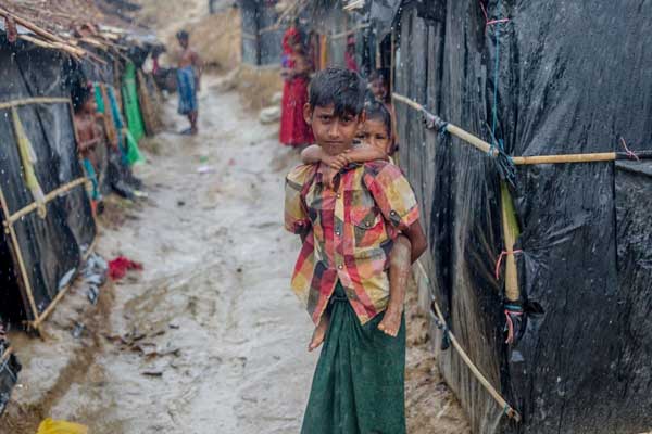 '100 bin Arakanlı Bangladeş'e geçmeyi bekliyor'