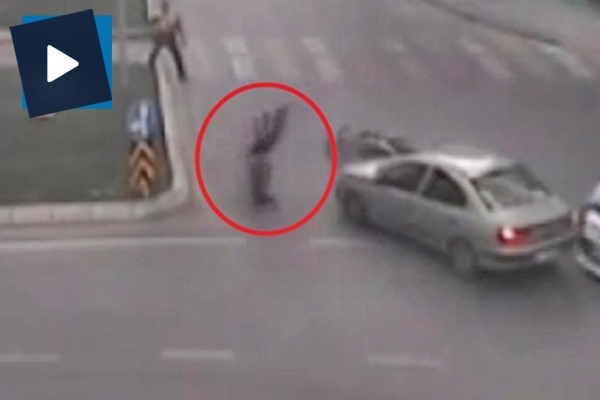 Motorcu adam kafa üstü yere çakıldı!