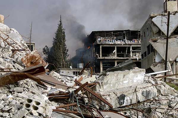 Deyrizor'a hava saldırıları sürüyor