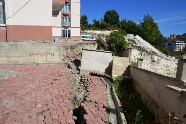 Ordu'da kazı sırasında toprak kaydı, 56 dairelik site boşaltıldı