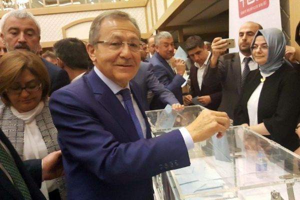 Ahmet Edip Uğur istifa iddialarını yalanladı