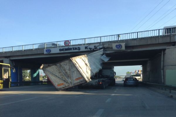 Bursa'da kamyonun açılan damperi köprüye çarptı
