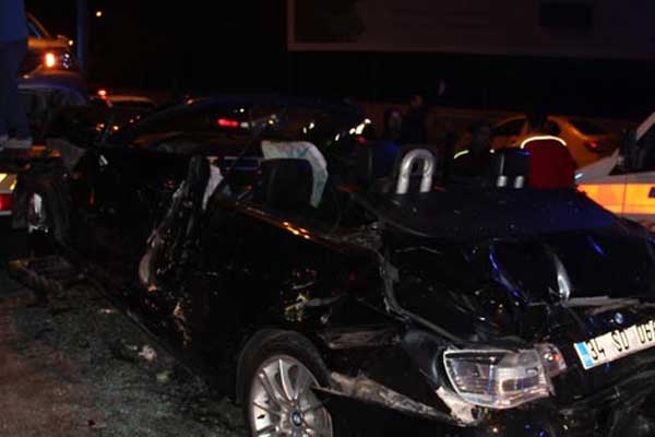 Araçları taşıyan çekiciye taksi çarptı