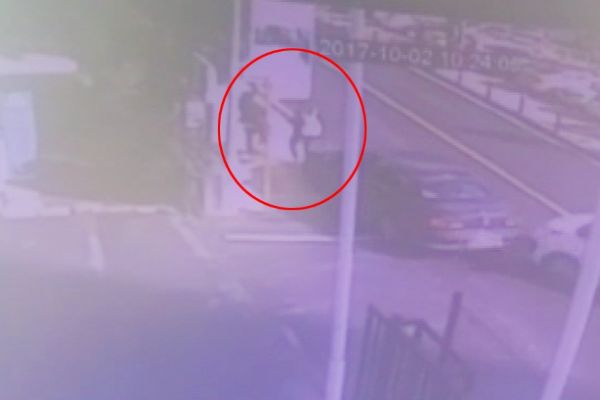 İstanbul'da kaldırımda bekleyen kıza böyle çarptı