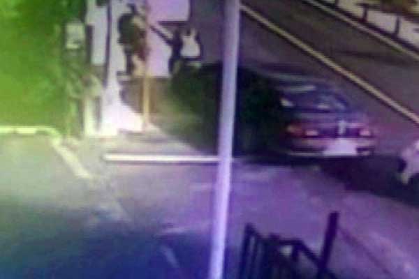 Beşiktaş'ta kontrolden çıkan otomobil yolcuların arasına daldı