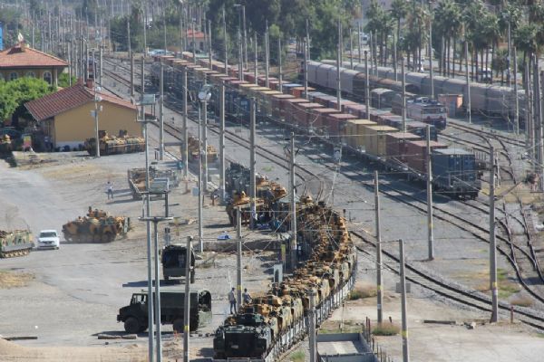 Hatay sınırına askeri sevkiyat sürüyor