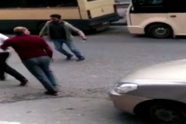 Minibüsçü-korsan taksici kavgası: Testere, bıçak, sopa...