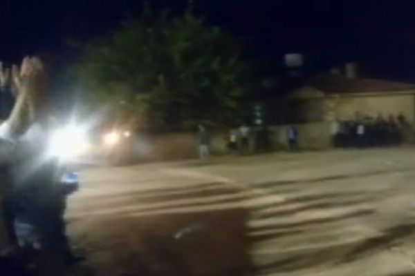 Tanklar, köylülerin alkışları eşliğinde Suriye sınırında