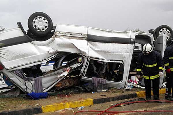 Manavgat'ta tur minibüsü devrildi