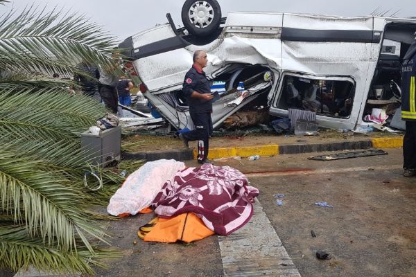 Manavgat'da tur minibüsü devrildi: 3 turist öldü