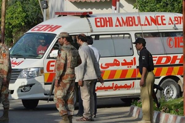 Pakistan'da otobüs ile kamyonet çarpıştı: 14 kişi öldü