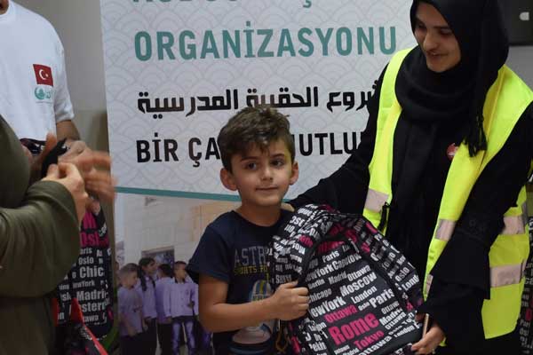 Kudüslü çocuklar okul çantaları ile sevindi