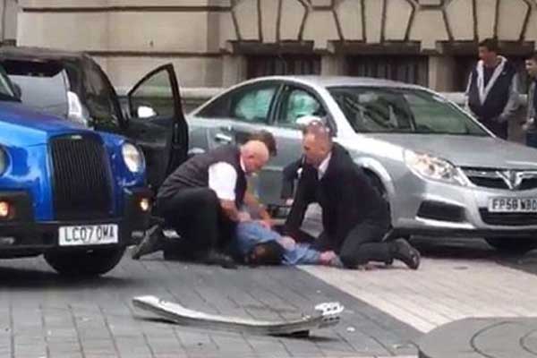 Londra'da bir araç kalabalığın arasına daldı!