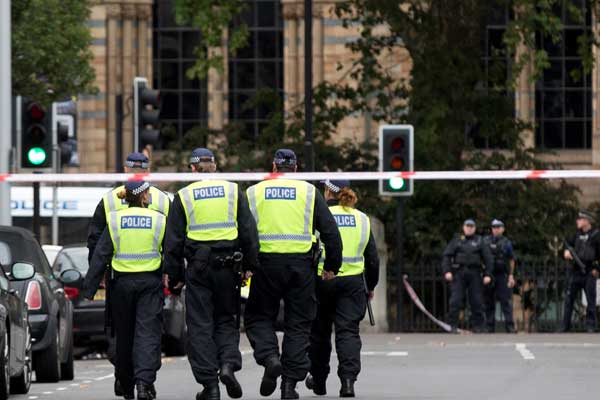 Londra'da araç yayalara çarptı
