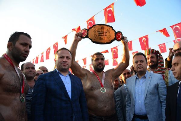 Tokat'ta Recep Kara altın kemerin sahibi oldu