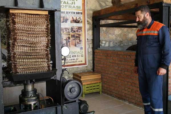 Ayvalık'ta 'zeytin sütü' üretildi