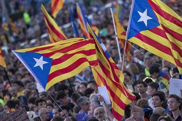 Katalonya'dan teker teker ayrılıyorlar