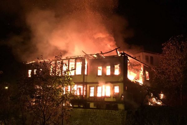 Tarihi konak kül oldu