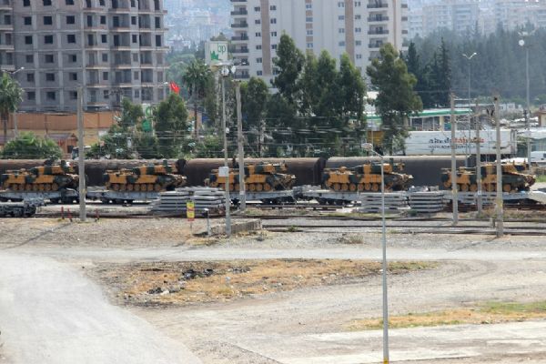 Sınıra askeri sevkiyat sürüyor