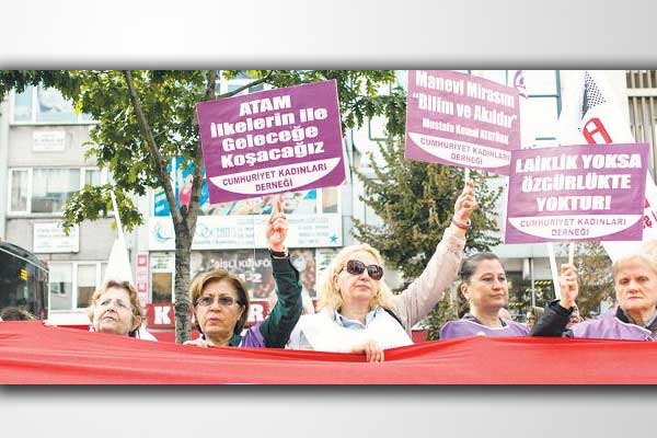 Cami önünde laiklik eylemi