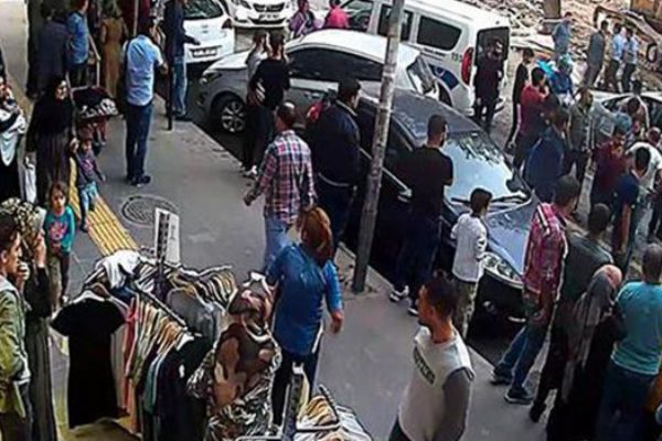 Diyarbakır'da zabıtalarla esnaf birbirine girdi: 4 kişi yaralandı