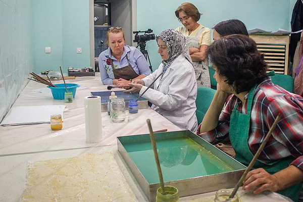 Karadağlılar 'ebru' sanatını sevdi