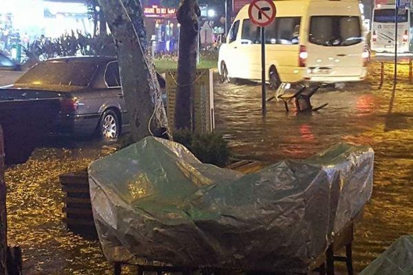 Alanya'da yağmur hayatı felç etti