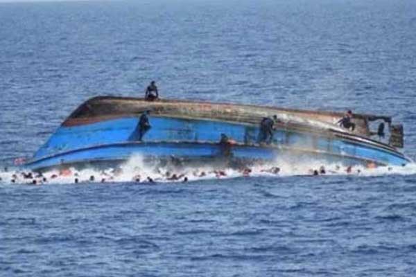 Arakanlı Müslümanları taşıyan tekne alabora oldu