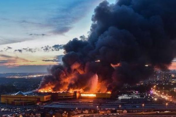 Moskova'da AVM yangını! Binlerce kişi tahliye edildi