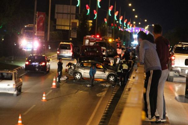 Köpeğe çarpmamak için kaza yaptı: 3 kişi yaralandı