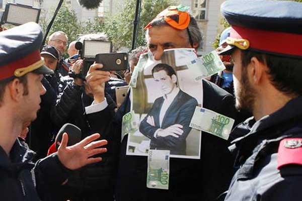 Fransız iş adamından burka yasağına protesto