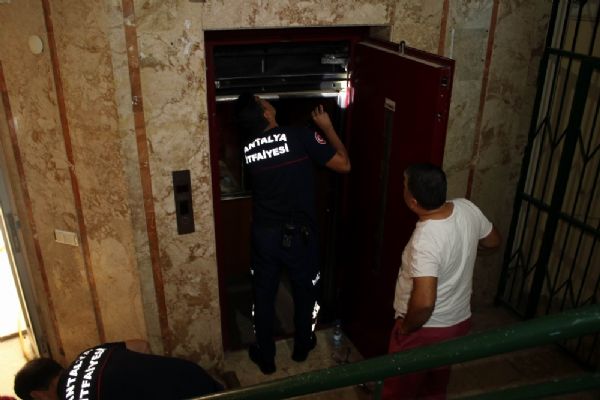 Antalya'da kardeşinin 'yardım edin' çığlığına koştu